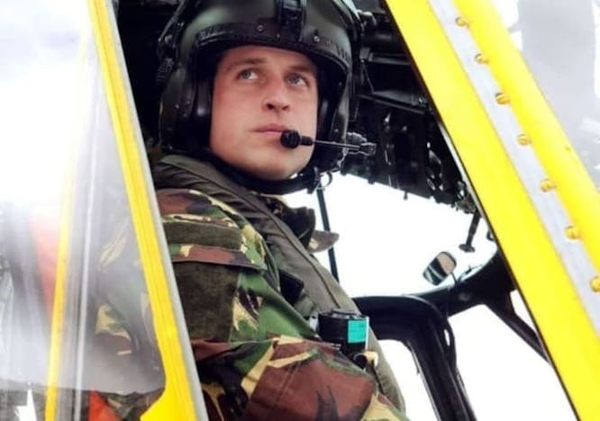 Príncipe William quer voltar a pilotar helicóptero