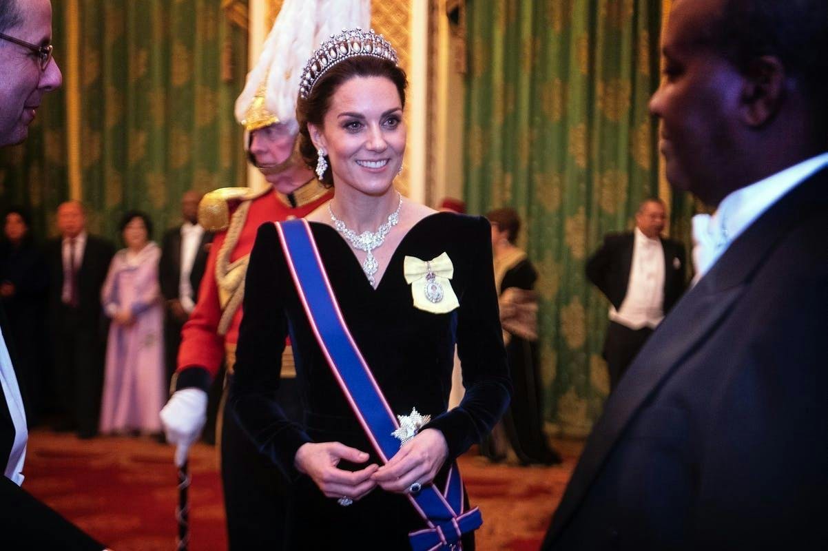 Kate Middleton sempre usa joias em compromissos oficiais noturnos (Foto: Getty Images)