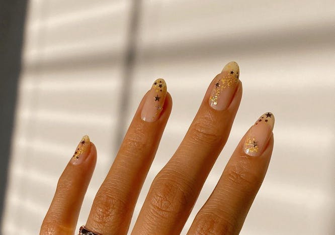 Nail art dourada (Foto: Reprodução/ Instagram @overglowedit)