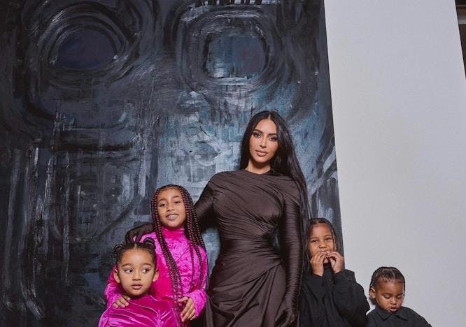 Kim kardashian ao lados dos filhos (Foto: reprodução/instagram @kimkardashian)