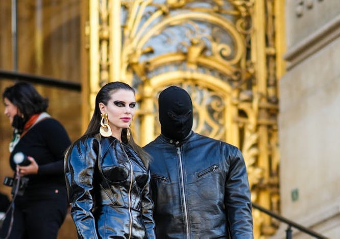 Julia Fox e Kanye West em Paris (Foto: Getty Images)