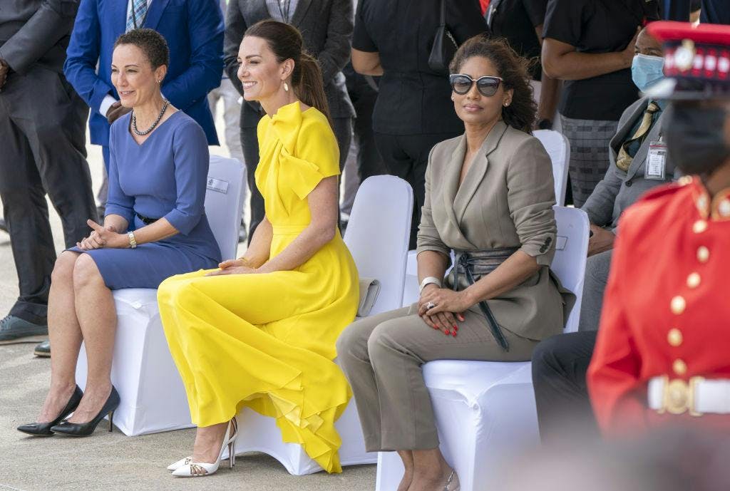 Kate Middleton sentada ao lado de Lisa Hanna (Foto: Getty Images)