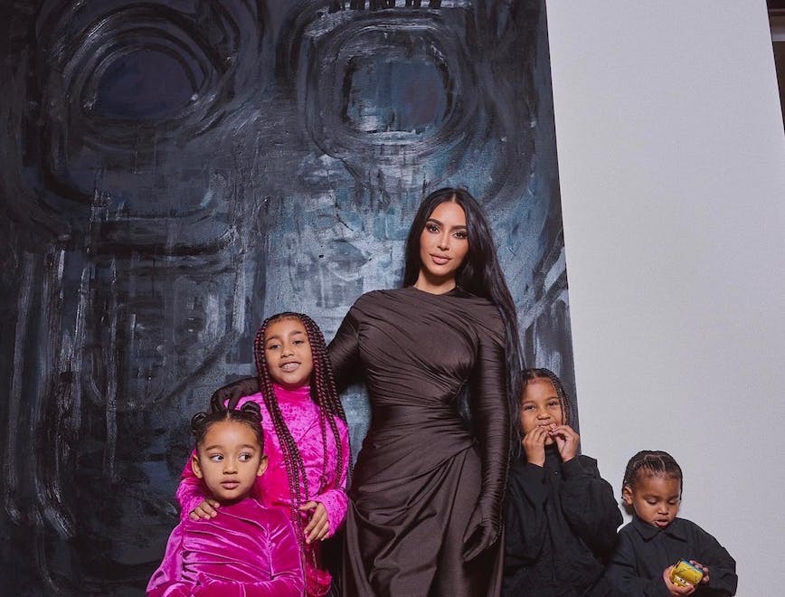 Kim Kardashian ao lado dos filhos (Foto: reprodução/instagram)