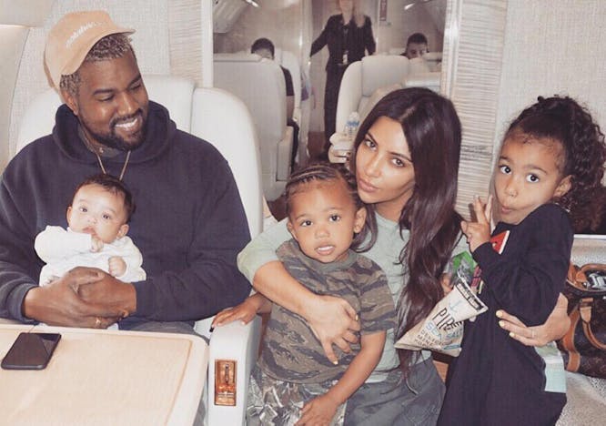 Kim Kardashian e Kanye West ao lado dos filhos (Foto: reprodução/instagram)