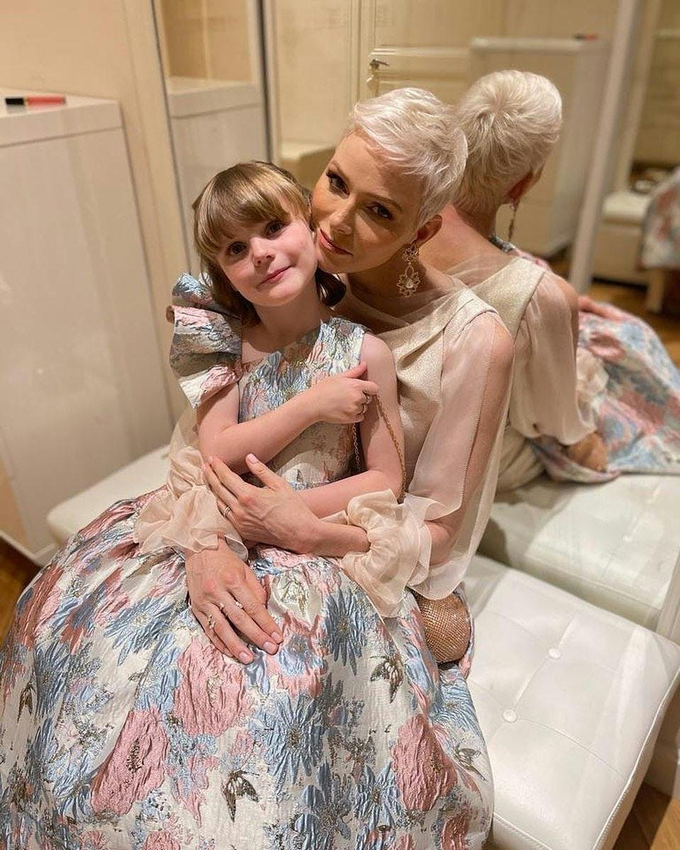 Princesa Gabriella de Mônaco e mãe Charlene (Foto: reprodução/instagram @hshprincesscharlene)