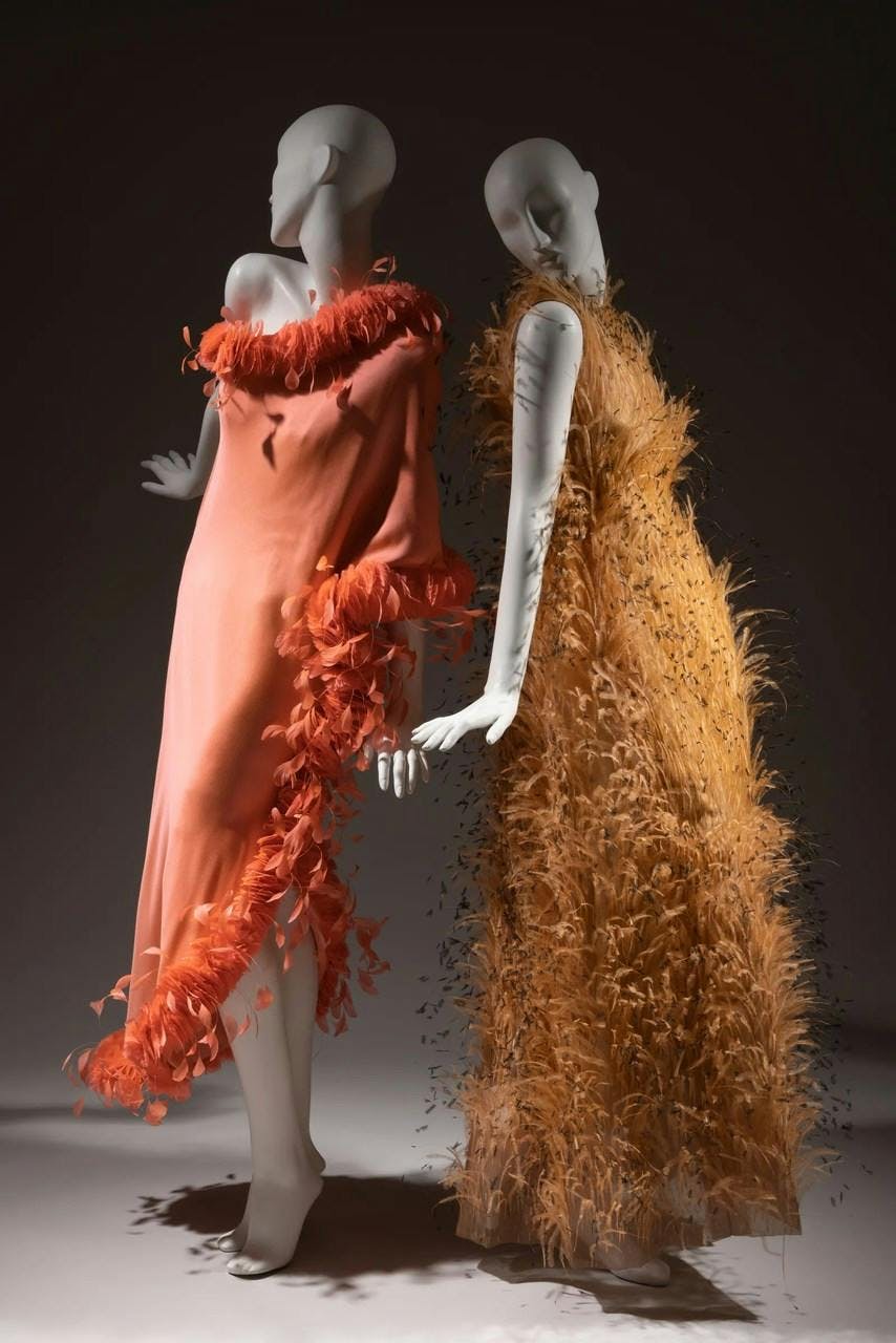 Vestidos Dior e Balenciaga (Foto: Eileen Costa/Divulgação FIT Museum)