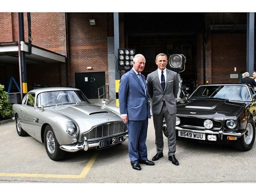 Príncipe Charles visita set do novo filme de 007