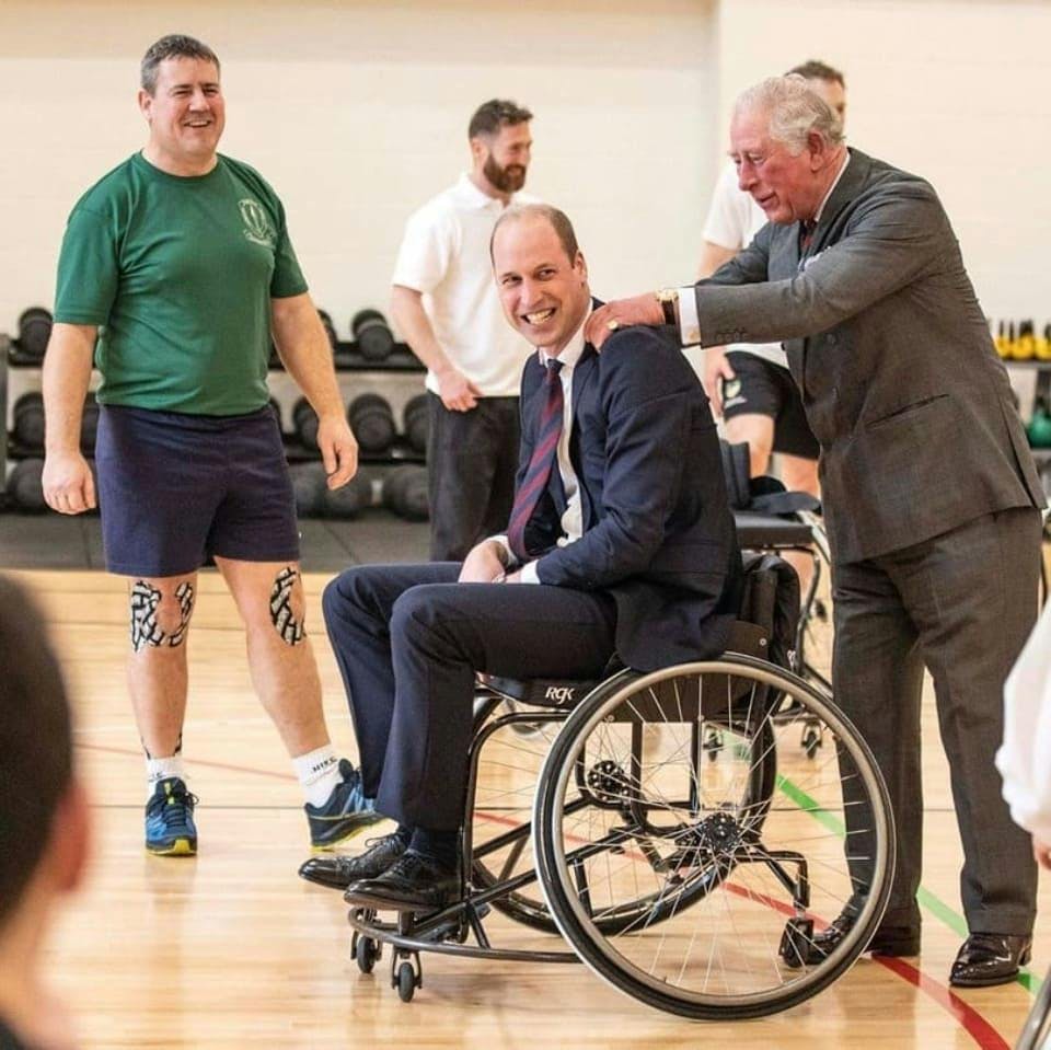 Príncipe William de cadeira de rodas por uma boa ação