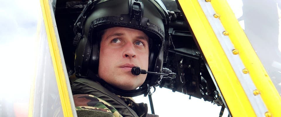 Príncipe William quer voltar a pilotar helicóptero
