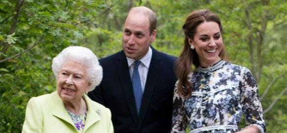Kate Middleton e príncipe William com a rainha Elizabeth II (Foto: Getty Images)