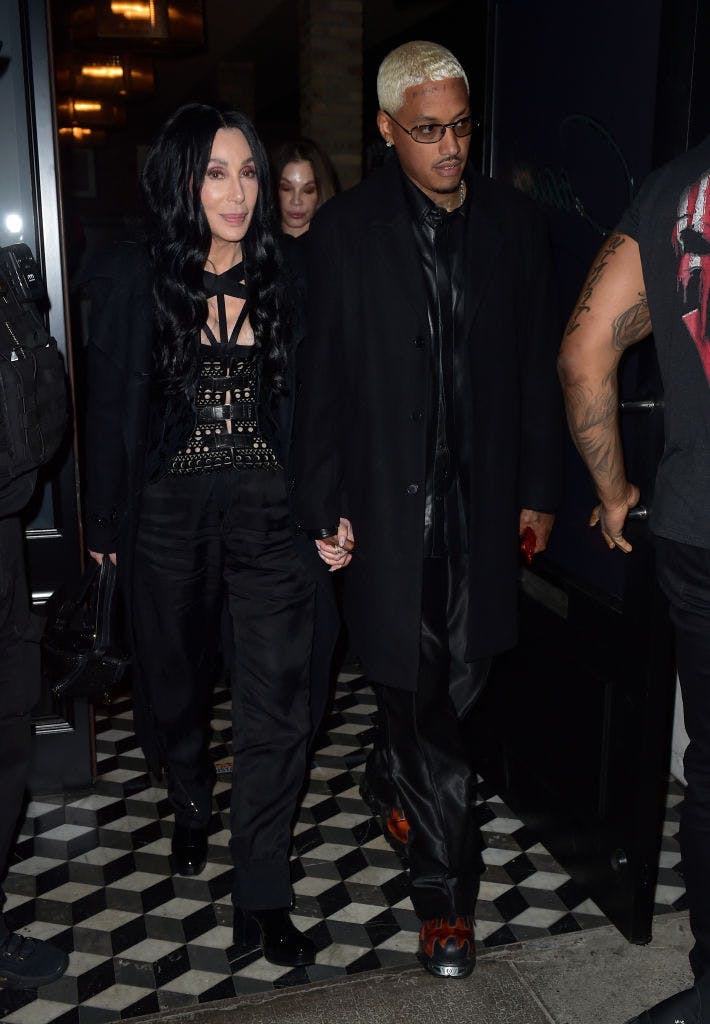 Cher e o produtor musical Alexander Edwards (Foto: Getty Images)