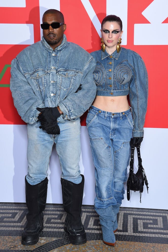 Julia Fox e Kanye West em Paris (Foto: Getty Images)