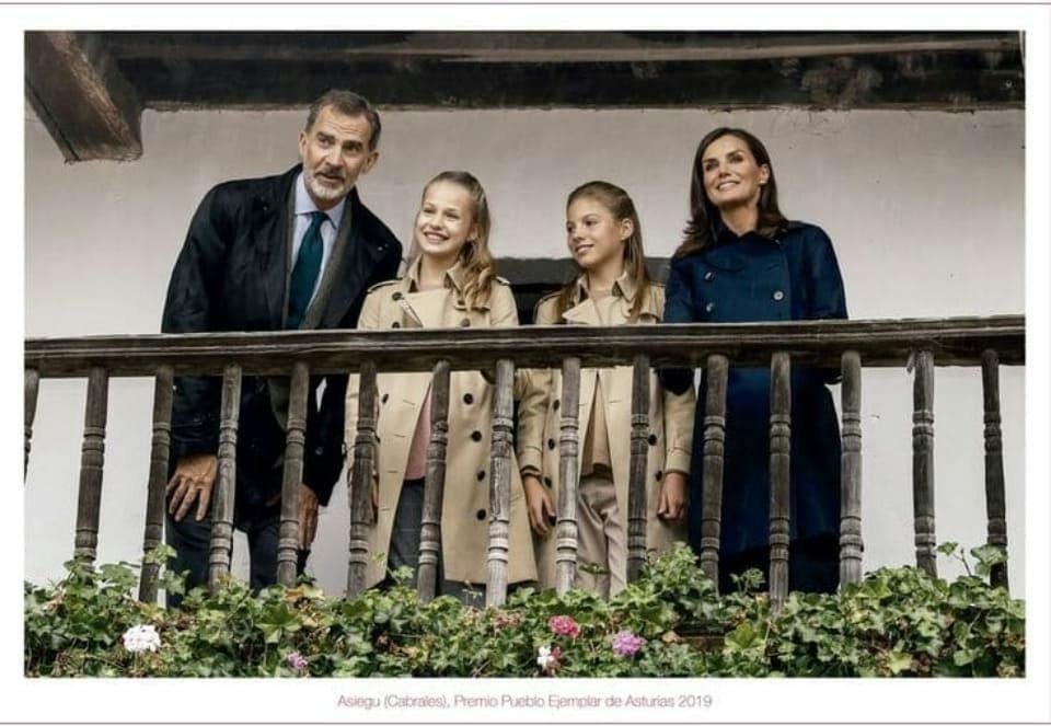Rainha Letizia-Rei Felipe e suas duas filhas