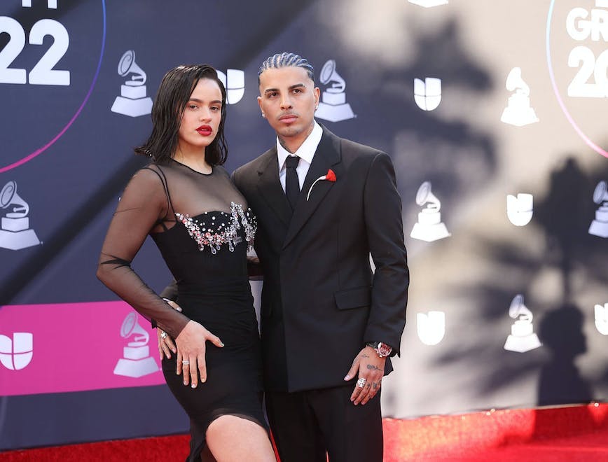 Rosalía e Rauw Alejandro no tapete vermelho do Grammy