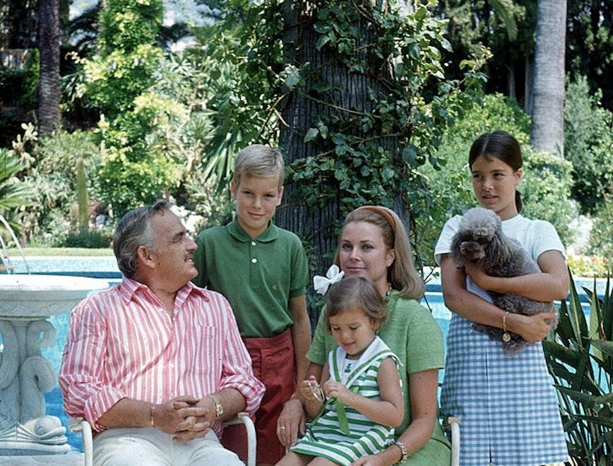 Príncipe Rainier III de Mônaco com Grace Kelly e seus filhos, Albert, Caroline e Stephanie (Foto: Getty Images)