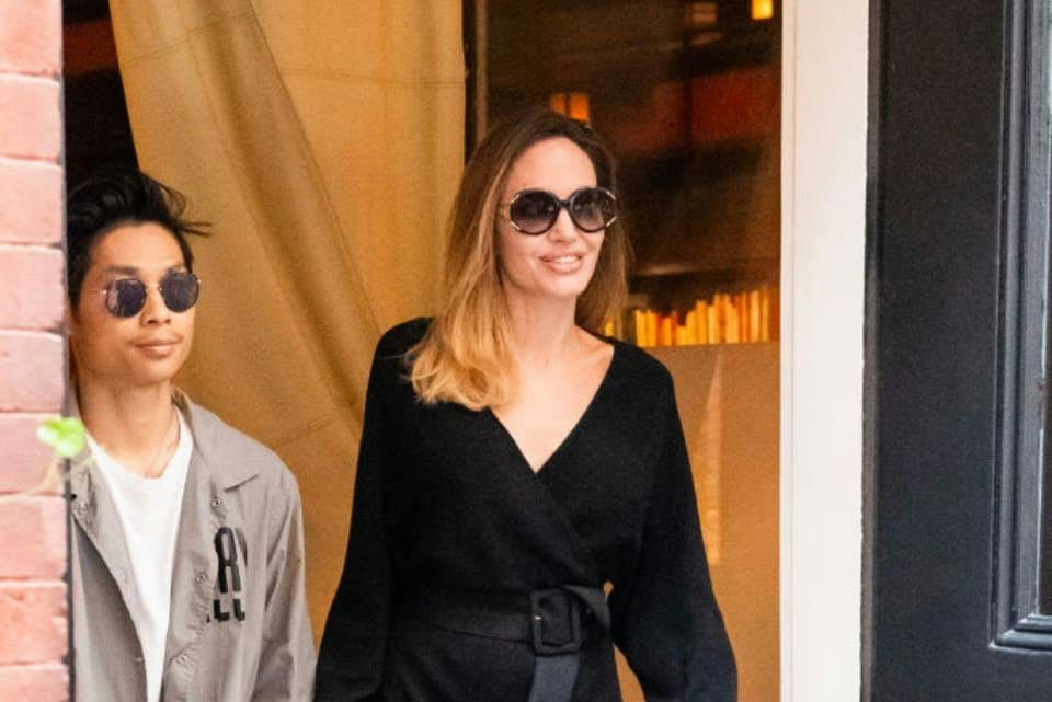 Angelina Jolie ao lado do filho Pax Jolie Pitt