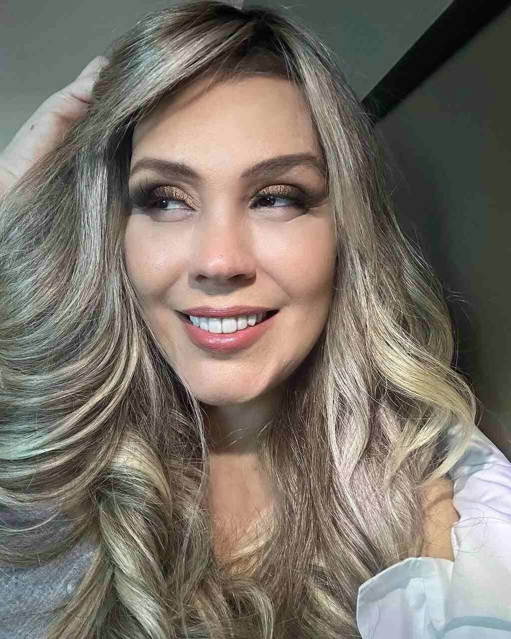 blonde hair person adult female woman highlighted hair face head portrait