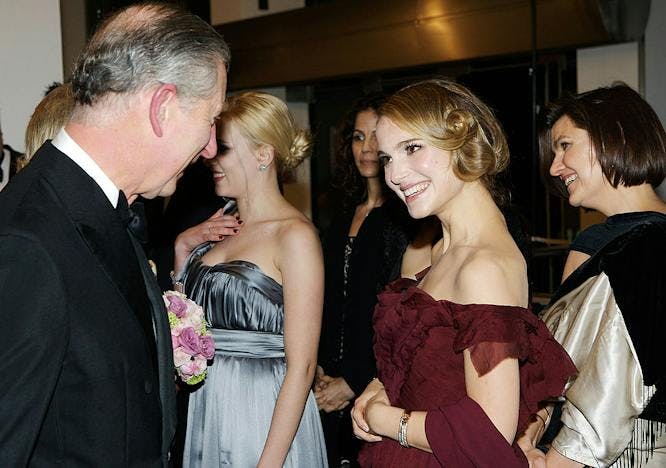 Rei Charles III e Natalie Portman (Foto: Getty Images)