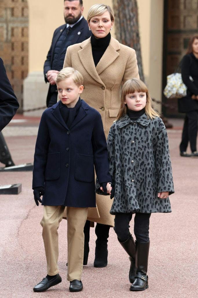 A princesa Charlene de Mônaco se juntou ao marido, o príncipe Albert, e aos seus gêmeos para um desfile de circo (Foto: Getty Images)