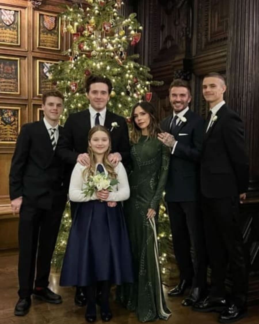 Victoria e David Beckham ao lado dos filhos